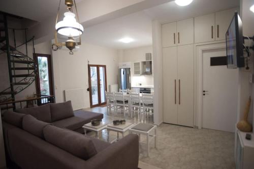een woonkamer met een bank en een tafel bij Olenia Residence in Agia Pelagia