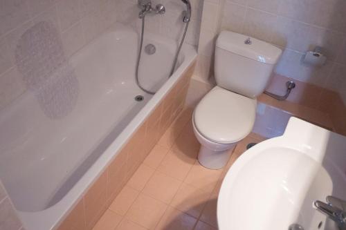 アギア・ペラギアにあるOlenia Residenceのトイレ、浴槽、洗面台を備えたバスルーム