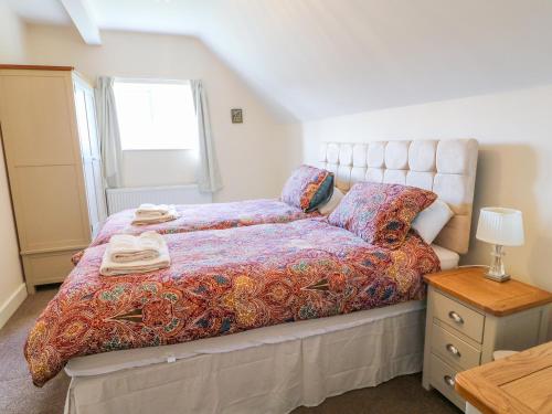 Krevet ili kreveti u jedinici u okviru objekta Ardsley Cottage - Longford Hall Farm Holiday Cottages