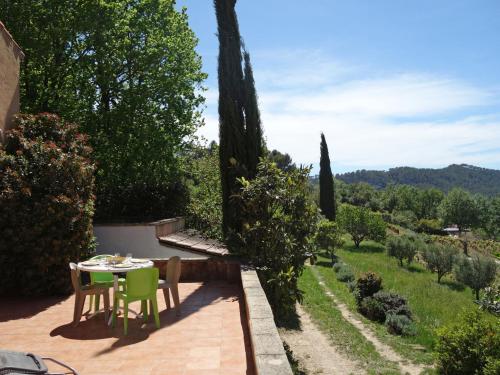 une table et des chaises sur une terrasse avec vue dans l'établissement Holiday Home Les Vignes by Interhome, à Saint-Côme
