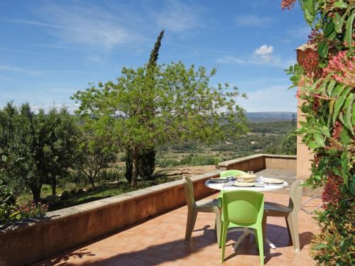 Saint-CômeにあるHoliday Home Les Vignes by Interhomeの眺めの良いパティオ(テーブル、椅子付)