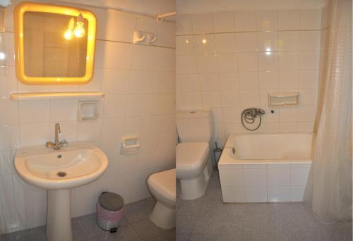 uma casa de banho com um lavatório, um WC e uma banheira em Holiday Apartments yannis on Agios Gordios beach in Corfu em Agios Gordios