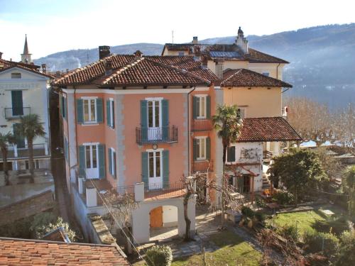 un groupe de maisons dans une ville avec des montagnes dans l'établissement Apartment La Silente by Interhome, à Stresa