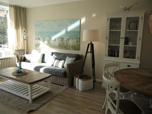 - un salon avec un canapé et une table dans l'établissement Strandperle 6, à Timmendorfer Strand