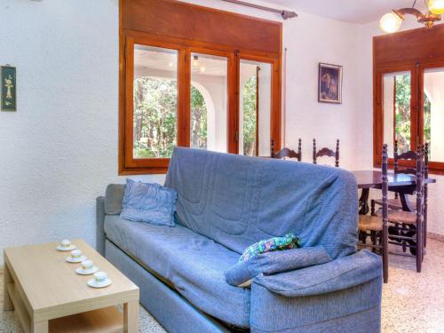 Les tres CalesにあるVilla Villa Pinos by Interhomeのリビングルーム(青いソファ、テーブル付)