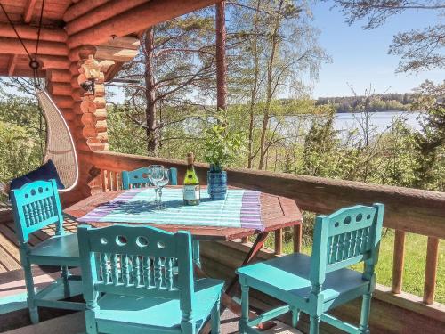 KilvakkalaにあるHoliday Home Kesärinne by Interhomeのキャビンのデッキ(テーブル、椅子付)