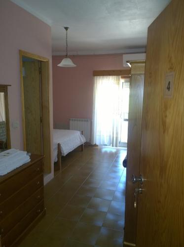 a room with a bedroom with a bed and a window at Monte Estrela in Sabugueiro
