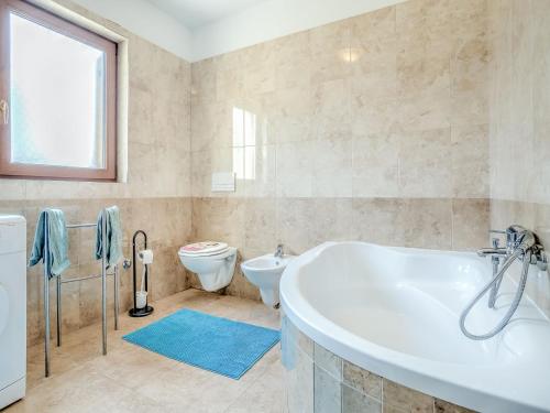 Ένα μπάνιο στο Apartment Ulika-1 by Interhome