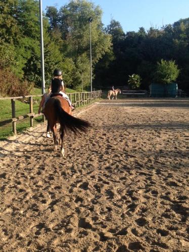 a couple of people riding horses down a dirt road at Agriturismo Ai Gradoni in Teolo