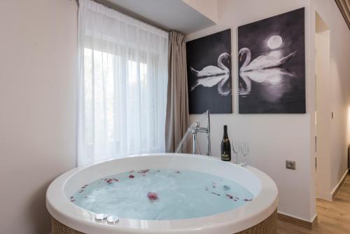 Koupelna v ubytování Aequor Luxury Rooms & Apartments