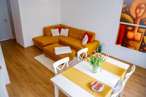 ein Wohnzimmer mit einem Sofa und einem Tisch in der Unterkunft Cozy apartment in the downtown in Győr