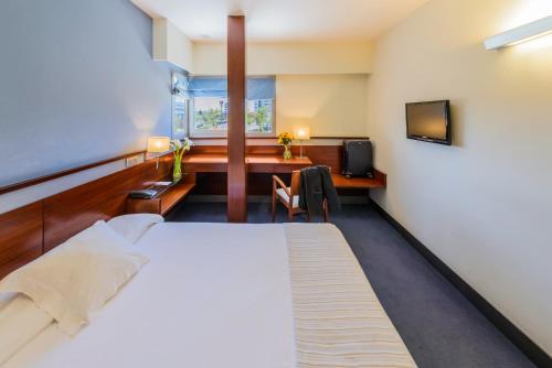 Postel nebo postele na pokoji v ubytování Hostal Torrejón