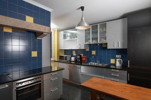 una cucina con piastrelle blu e gialle sul muro di Home in Lisbon Duplex a Lisbona