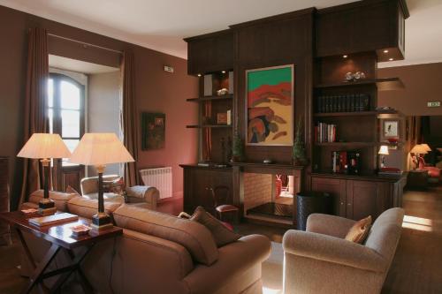 sala de estar con 2 sofás y chimenea en Quinta Da Pereira E Enricas Agro-Turismo, en Vila Flor