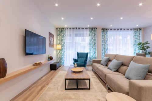 sala de estar con sofá y TV en Bilbao Abando II by Aston Rentals en Bilbao