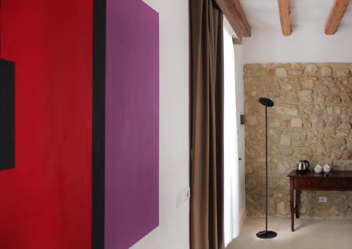 a room with red white and purple walls and a table at Isabella di Castiglia Apartments in Siracusa