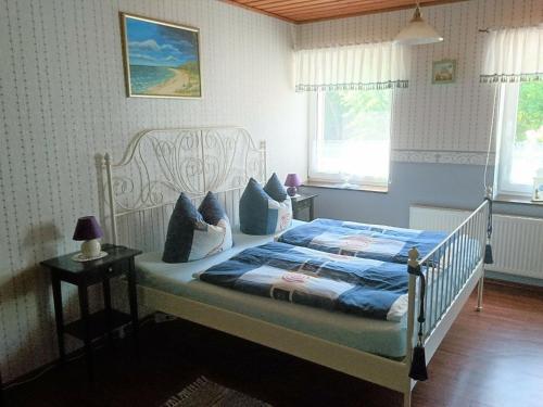 Katil atau katil-katil dalam bilik di Charmante Ferienwohnung mit Garten in Wiek