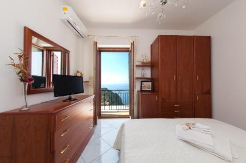 A bed or beds in a room at Lo Smeraldo Private Pool Villa Ravello by ElodeaGroup
