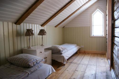 een slaapkamer met 2 bedden en een raam bij Villa ÕU apartments in Pärnu