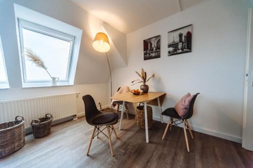 une petite salle à manger avec une table et des chaises dans l'établissement Apartmenthaus Kaiser Friedrich, à Potsdam