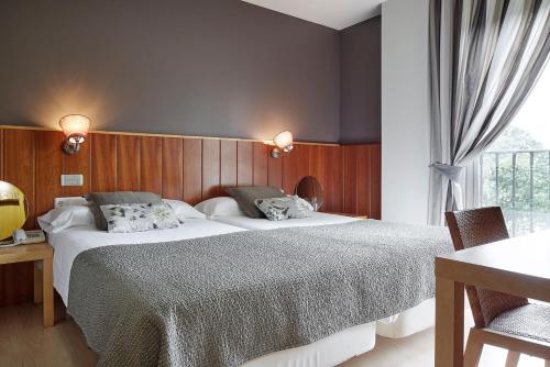 Postel nebo postele na pokoji v ubytování Hotel Iriguibel Huarte Pamplona