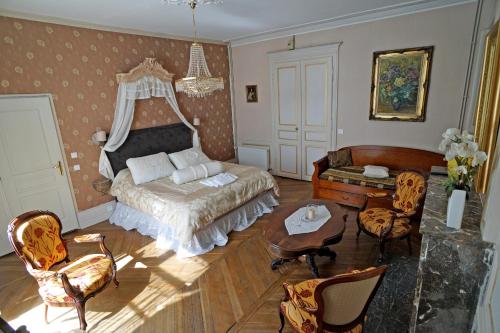 シャティヨン・シュル・セーヌにあるAuberge des Capucinsのベッドルーム1室(ベッド1台、テーブル、椅子付)