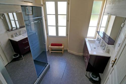ein Bad mit einer Glasdusche und einem Waschbecken in der Unterkunft Auberge des Capucins in Châtillon-sur-Seine