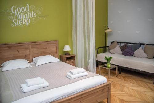 A bed or beds in a room at Red Kurka Apartments