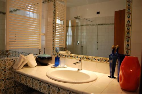 a bathroom with a sink and a mirror at Green Corner Ulivo in Cavalcaselle