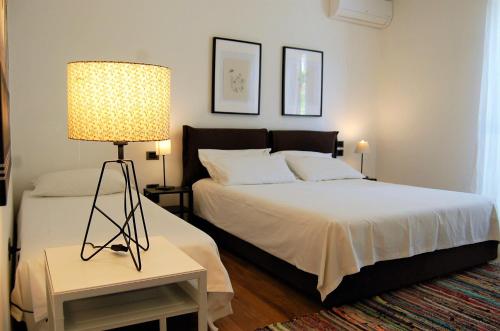 a bedroom with a bed and a lamp on a table at Green Corner Ulivo in Cavalcaselle