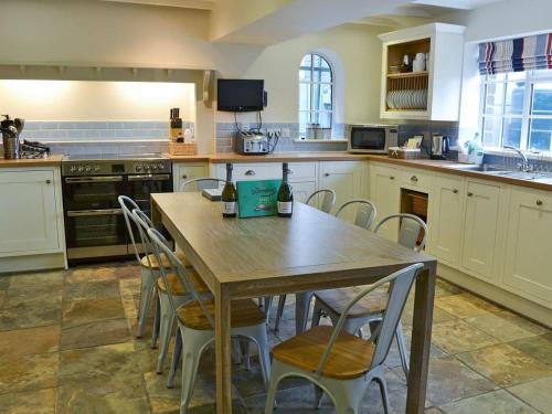 A kitchen or kitchenette at Port Hole 