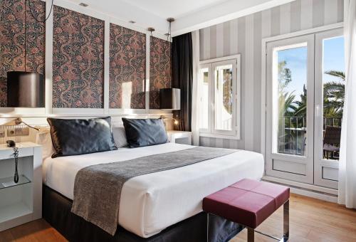 Un dormitorio con una cama grande y una ventana en Catalonia Reina Victoria, en Ronda