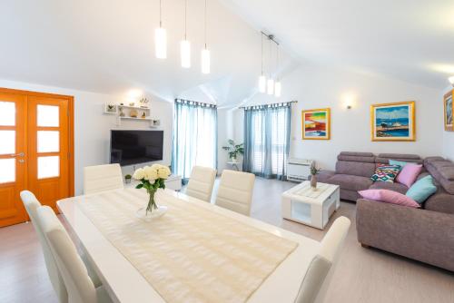 Penthouse Leon