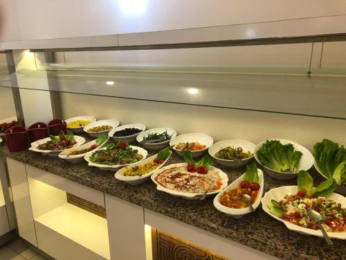 een buffet met veel gerechten op een aanrecht bij Arsi Enfi City Beach Hotel in Alanya