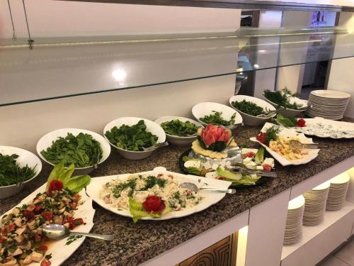 een buffet met borden eten op een aanrecht bij Arsi Enfi City Beach Hotel in Alanya