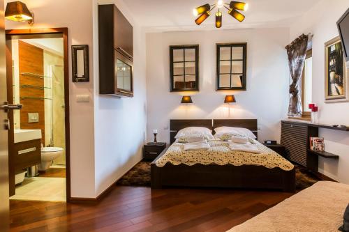1 dormitorio con 1 cama y baño en TatryTop Gorące Źródła Spa en Zakopane