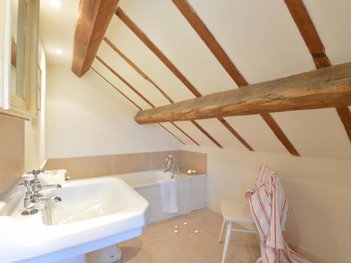 a bathroom with a sink and a bath tub at Cefn Isaf in Porthmadog