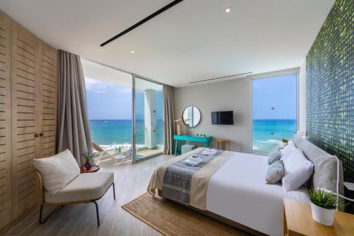 Postel nebo postele na pokoji v ubytování Leonardo Plaza Cypria Maris Beach Hotel & Spa