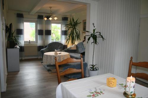 un soggiorno con tavolo e divano di Haus Christa a Langelsheim