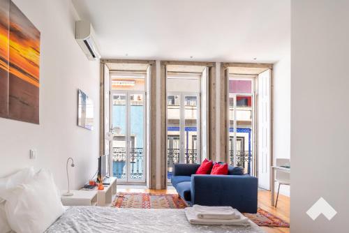 ポルトにあるBright Apartment • Downtown Portoのリビングルーム(青いソファ付)