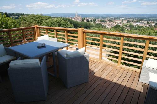 Una terraza de madera con una mesa y sillas. en Chambres d'hotes à Autun, en Autun