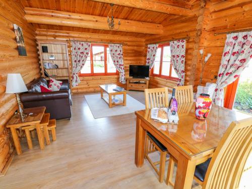 Μια τηλεόραση ή/και κέντρο ψυχαγωγίας στο Ash Lodge