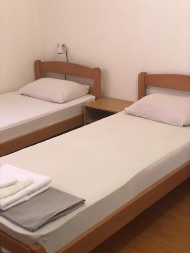 Łóżko lub łóżka w pokoju w obiekcie Korda
