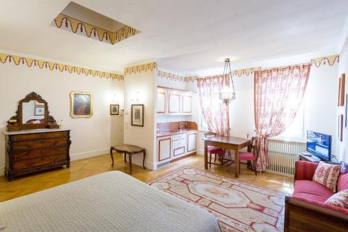 Palazzo Dalla Rosa Prati في بارما: غرفة نوم مع سرير وغرفة معيشة