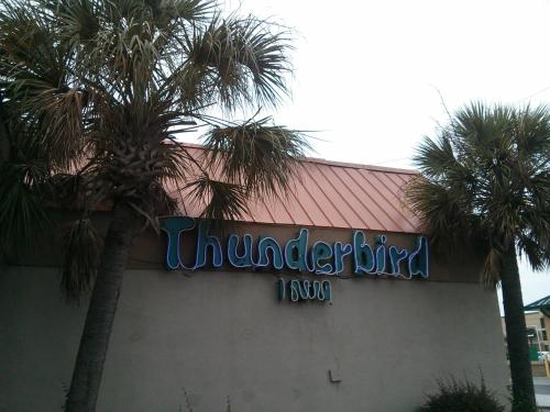 a sign on the side of a building with palm trees at Motel 6-Florence, SC in Florence