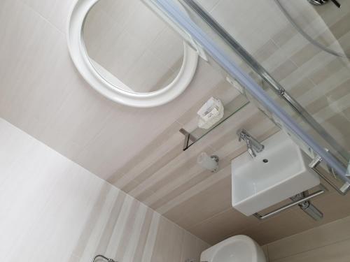 baño con espejo y lavabo en Hotel Admiral en Bellaria-Igea Marina