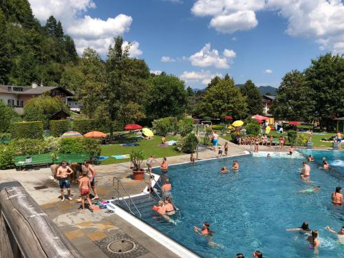 grupa ludzi w basenie w obiekcie Haus Bergsicht Lofer w mieście Lofer