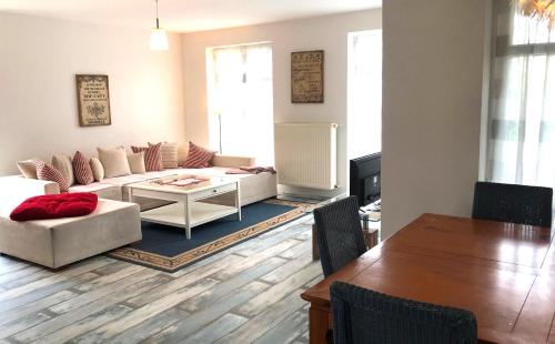 ein Wohnzimmer mit einem Sofa und einem Tisch in der Unterkunft Holiday Rügen Putbus in Putbus