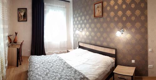 una camera con letto e finestra di Сонячна a Truskavec'