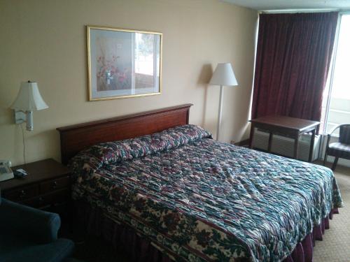 a hotel room with a bed and a chair at Motel 6-Florence, SC in Florence